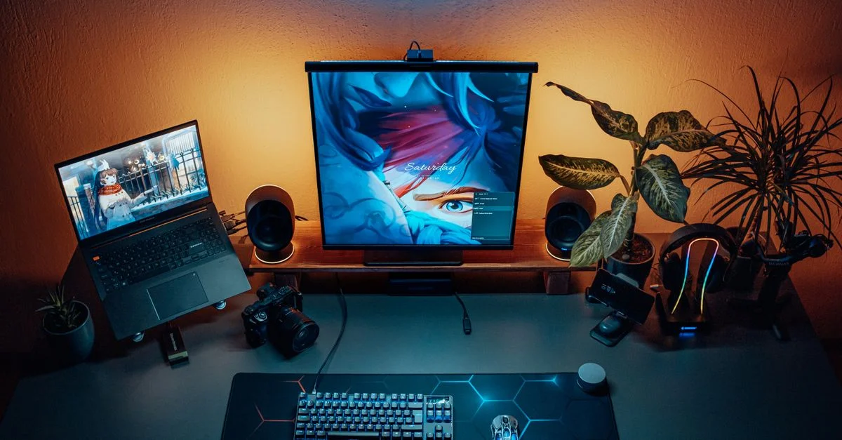 Bureau à domicile élégant avec doubles écrans, clavier, souris et plantes, éclairé par un éclairage d'ambiance.