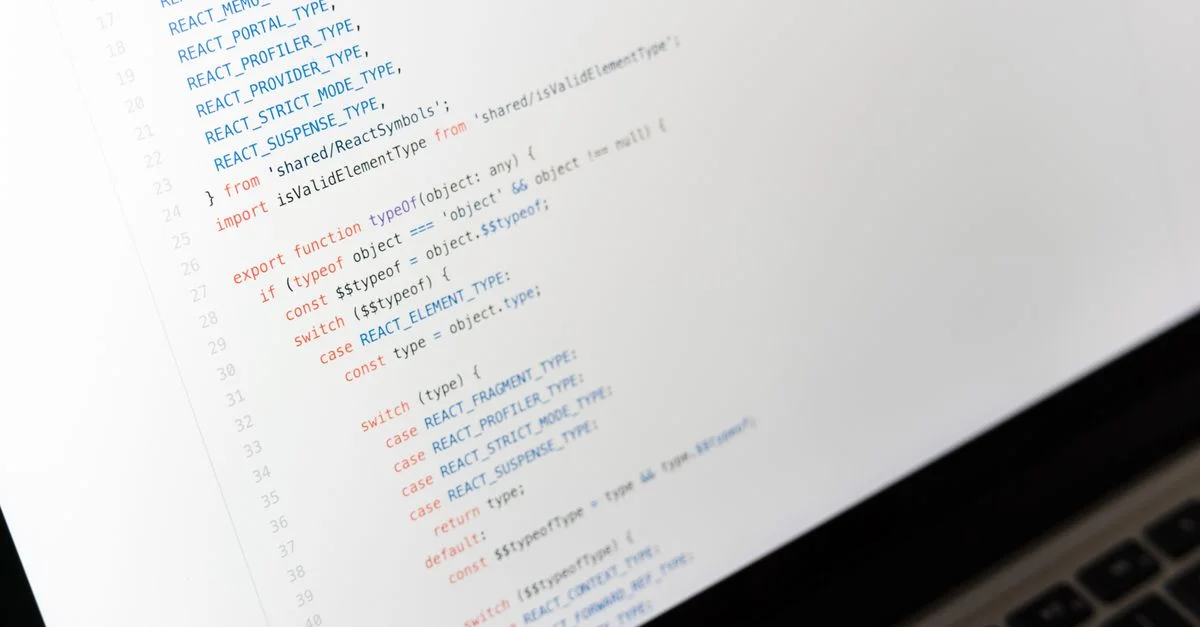 Gros plan sur du code JavaScript sur l'écran d'un ordinateur portable, montrant un programme en cours.