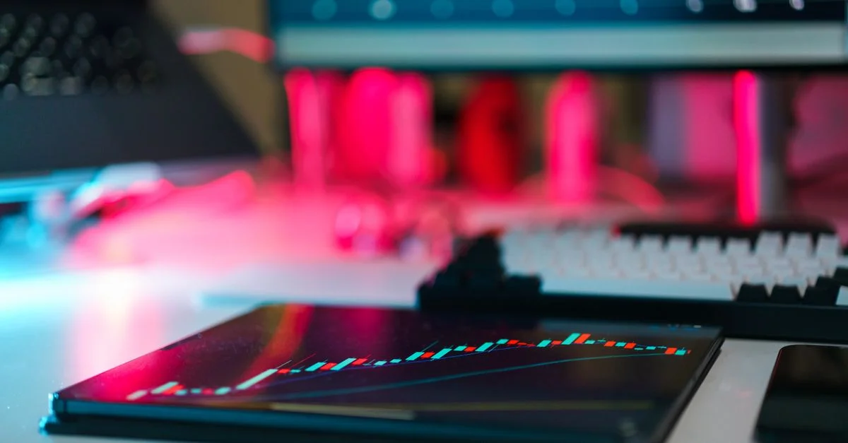 Configuration de trading de haute technologie avec graphiques sur écrans de tablettes et d'ordinateurs, représentant l'analyse des données et les tendances financières.